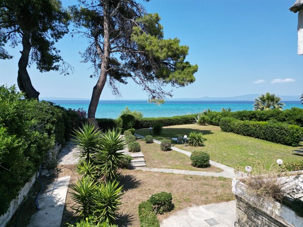 Villa, 6 Bedrooms, Balcony | Property grounds