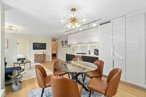 Dining - Luxury 3BD apartment, Downtown (Vancouver)