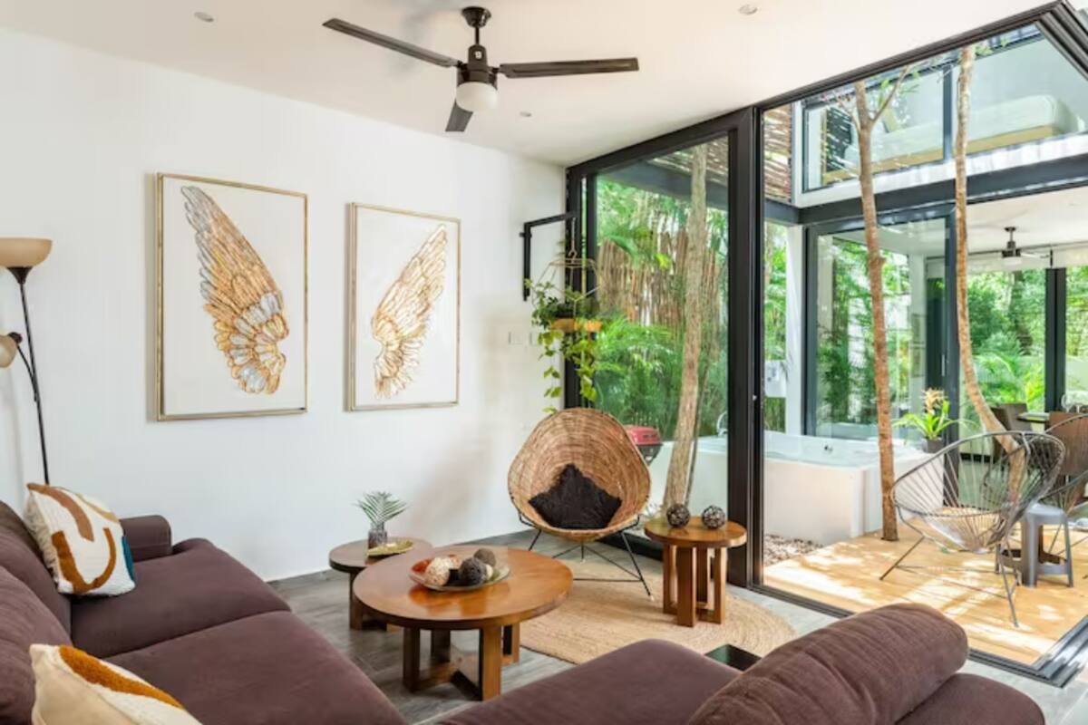 Casa exclusiva | Área de sala de estar | Televisión de 42 pulgadas con canales por cable