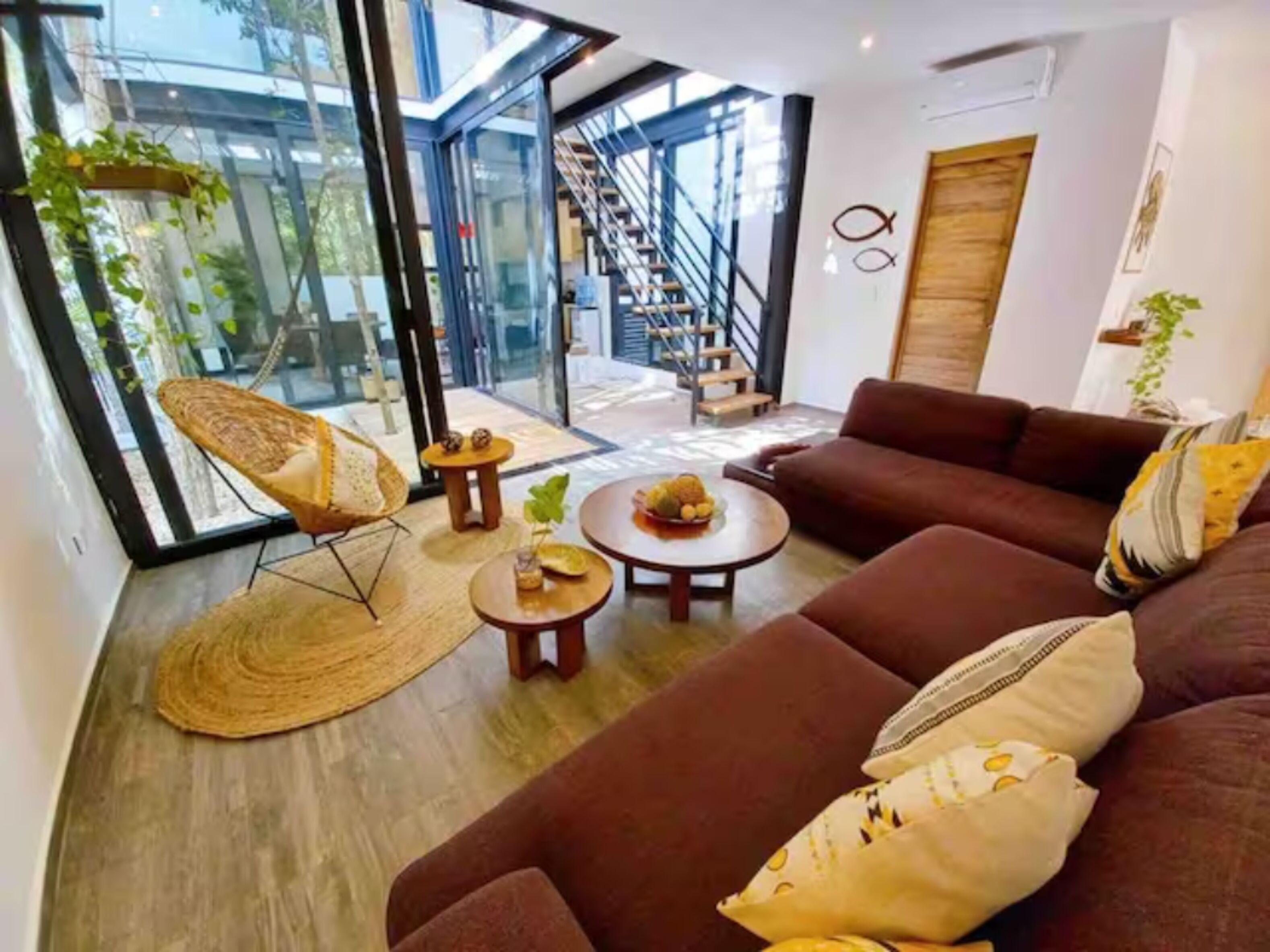 Casa exclusiva | Área de sala de estar | Televisión de 42 pulgadas con canales por cable 