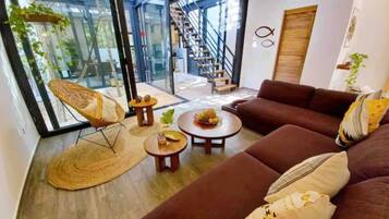 Casa exclusiva | Área de sala de estar | Televisión de 42 pulgadas con canales por cable