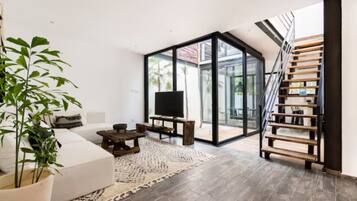 Superior House | Ruang tamu | 42 inci televisyen dengan kabel