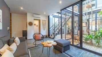 Casa Deluxe | Área de sala de estar | Televisión de 42 pulgadas con canales por cable