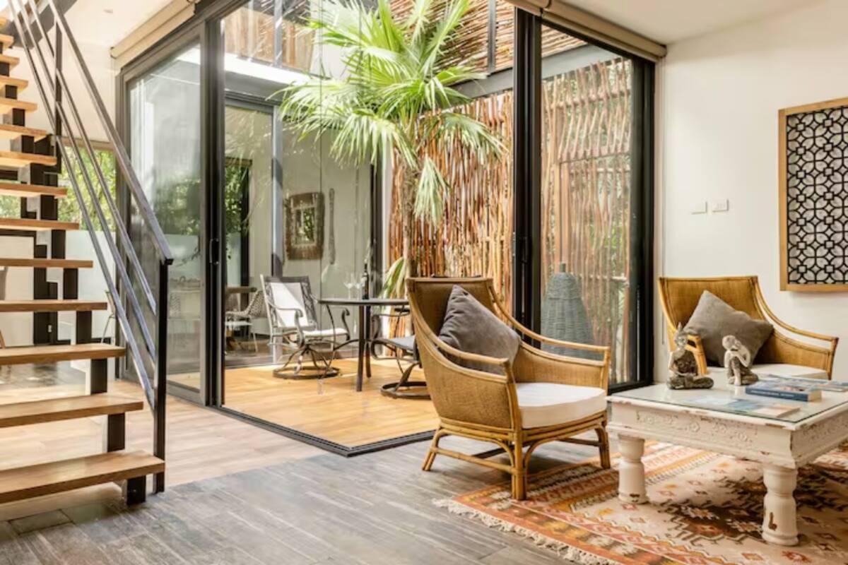 Casa Confort | Área de sala de estar | Televisión de 42 pulgadas con canales por cable