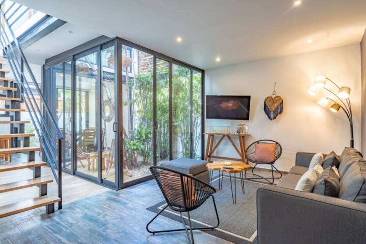 Casa Deluxe | Área de sala de estar | Televisión de 42 pulgadas con canales por cable