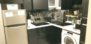 Een koelkast, een microgolfoven, een oven, een waterkoker