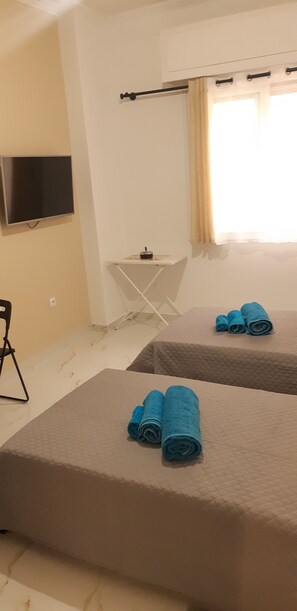 3 chambres, bureau, système d’insonorisation, fer et planche à repasser