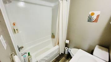 Een haardroger, handdoeken, zeep, shampoo