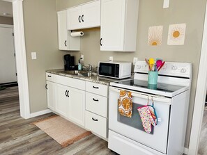 Køleskab, mikrobølgeovn, ovn, kogeplade