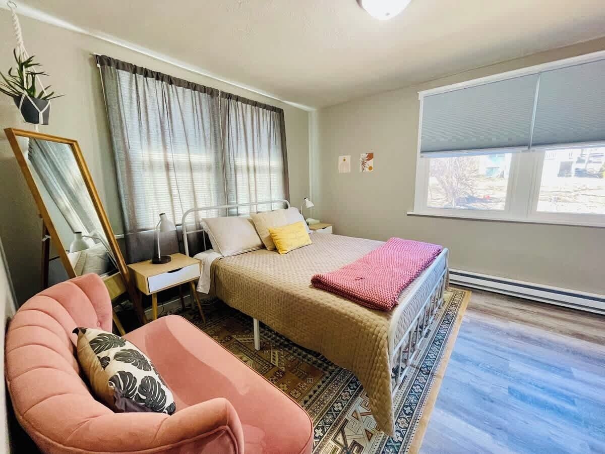 1 室のベッドルーム、デスク、アイロン / アイロン台、旅行用ベビーベッド