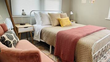 1 slaapkamer, een bureau, een strijkplank/strijkijzer, reisbedje