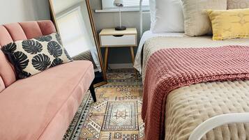 1 slaapkamer, een bureau, een strijkplank/strijkijzer, reisbedje