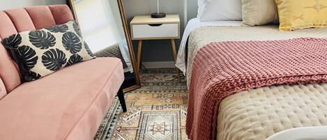 1 habitación, escritorio, tabla de planchar con plancha y cuna de viaje