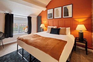 2 quartos, ferros/tábuas de passar roupa, roupa de cama