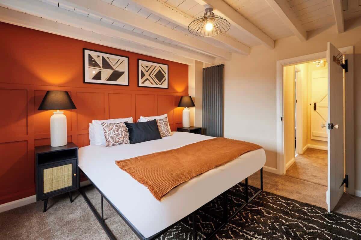 2 bedrooms, iron/ironing board, bed sheets