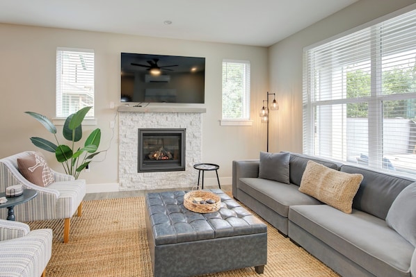 TV, fireplace
