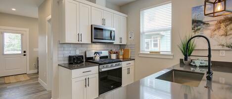 Jääkaappi, mikroaaltouuni, uuni, liesi