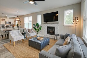 Una televisión, una chimenea