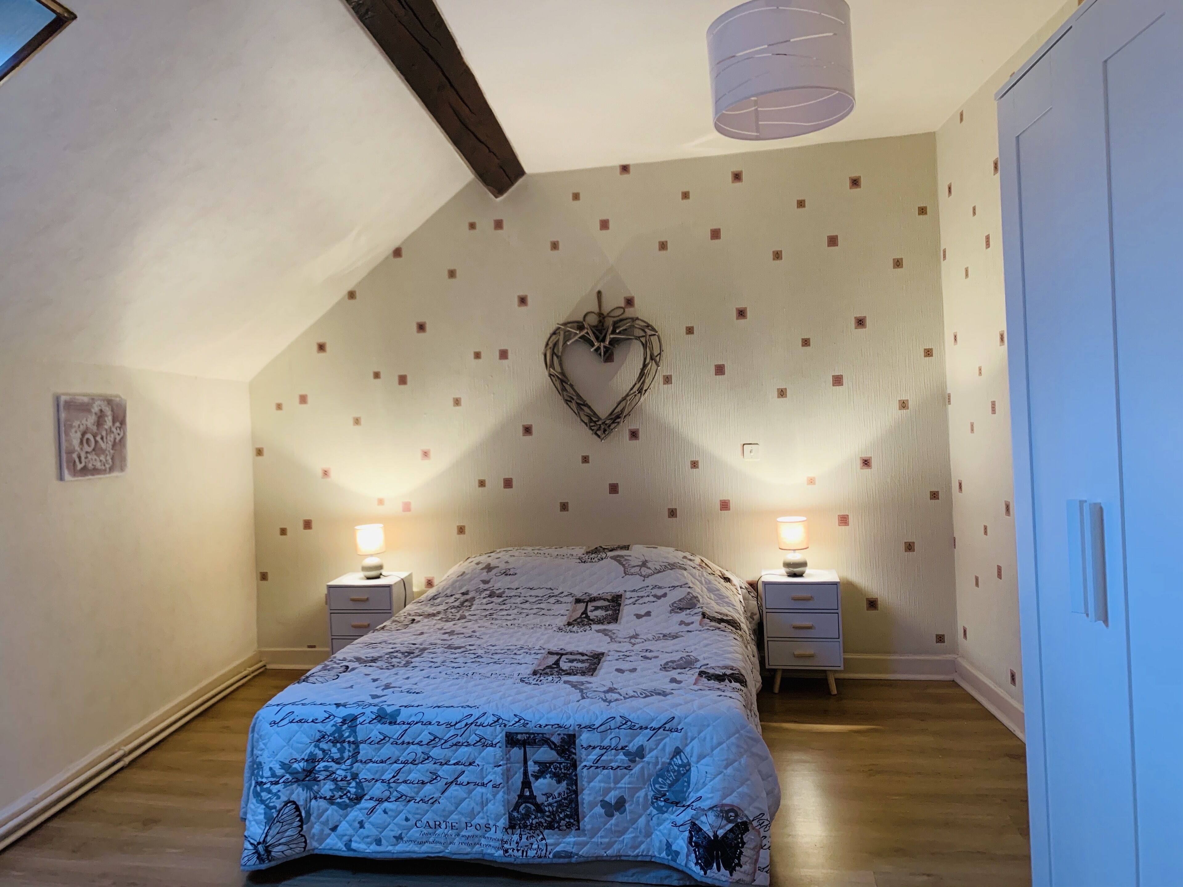 2 slaapkamers, een bureau, een strijkplank/strijkijzer, reisbedje