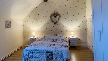 2 slaapkamers, een bureau, een strijkplank/strijkijzer, reisbedje