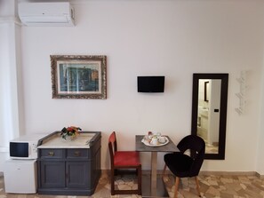 Classic Room | Iron/ironing board, free WiFi, bed sheets - Affittacamere Sciacchithouse (Florence)