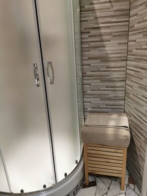 Comfort Room | Bathroom | Shower, hair dryer, bidet, towels