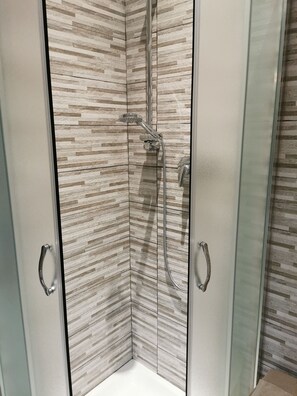 Comfort Room | Bathroom | Shower, hair dryer, bidet, towels - Affittacamere Sciacchithouse (Florence)