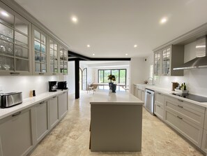 Fridge, microwave, oven, stovetop - Stunning 6 Bedroom Renovated Villa in Saint Paul de Vence (Saint-Paul-de-Vence)