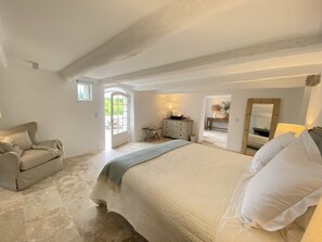 6 bedrooms, iron/ironing board, travel cot, WiFi - Stunning 6 Bedroom Renovated Villa in Saint Paul de Vence (Saint-Paul-de-Vence)