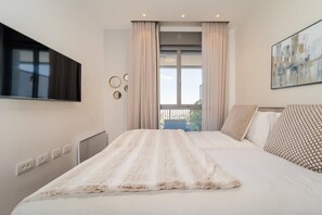 1 slaapkamer, een bureau, een strijkplank/strijkijzer, reisbedje