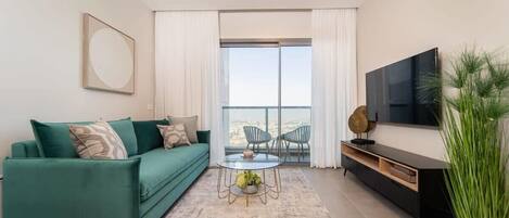 Una televisión, una oficina