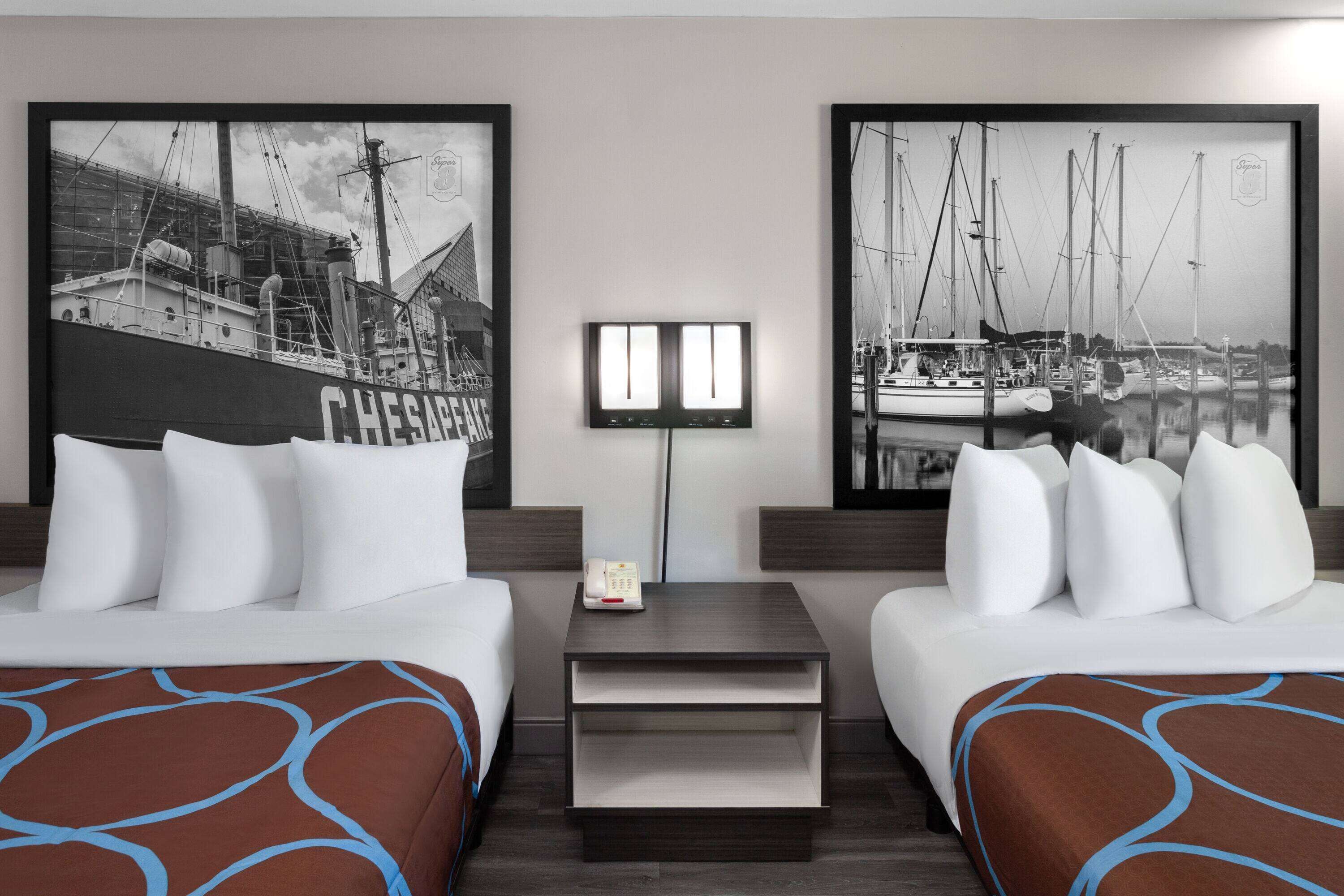 Een bureau, een laptopwerkplek, beddengoed