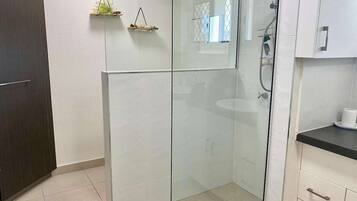 Dusche, Haartrockner, Handtücher