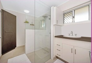 Shower, hair dryer, towels