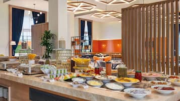 Desayuno buffet diario (USD 25 por persona)