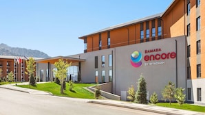 Un edificio moderno con un letrero que dice "Ramada Encore by Wyndham".