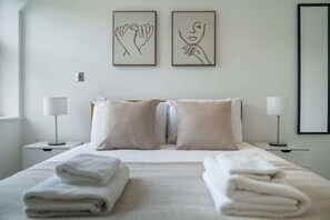 2 bedrooms, desk, iron/ironing board - Modern & Chic 2 Bedroom Home (London)