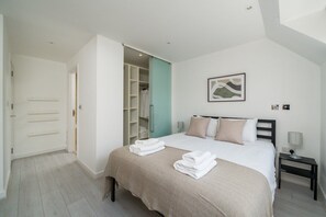 2 habitaciones, escritorio y tabla de planchar con plancha 