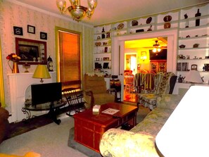 Una Smart TV, una chimenea, libros, un reproductor estéreo