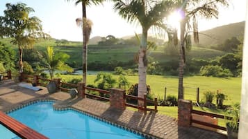 Ulkouima-allas, aurinkovarjoja, aurinkotuoleja