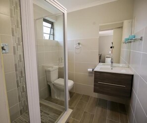 Business-studiosuite | Badeværelse | Bruser, brusehoved med spredningseffekt, gratis toiletartikler