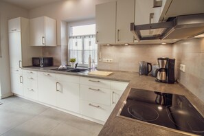 Køleskab, mikrobølgeovn, ovn, kogeplade