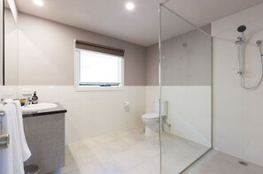 Shower, hair dryer, towels, soap - King Studio (Healesville)