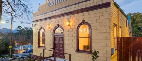 تفاصيل الفندق من الخارج