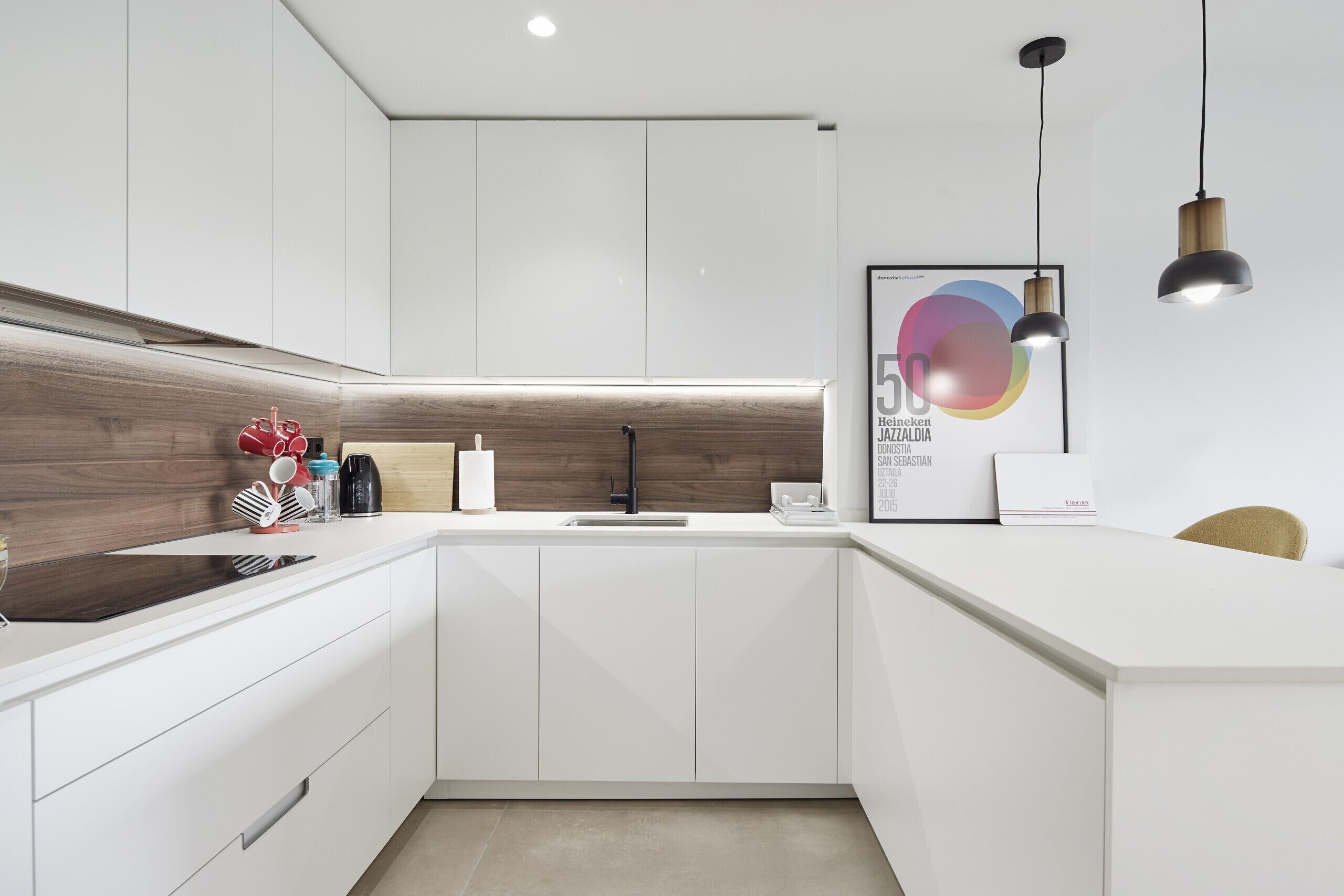 Een koelkast, een microgolfoven, een oven, een vaatwasser