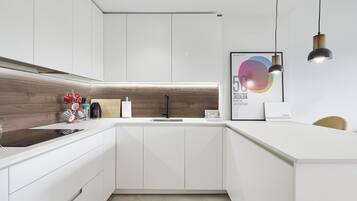 Een koelkast, een microgolfoven, een oven, een vaatwasser