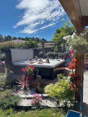 Outdoor spa tub