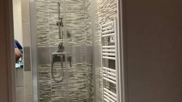 Douche, sèche-cheveux, savon, papier toilette