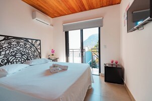Cortinas blackout, tabla de planchar con plancha y wifi gratis 