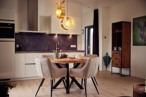 Frigorífico, horno, lavavajillas y hervidor eléctrico